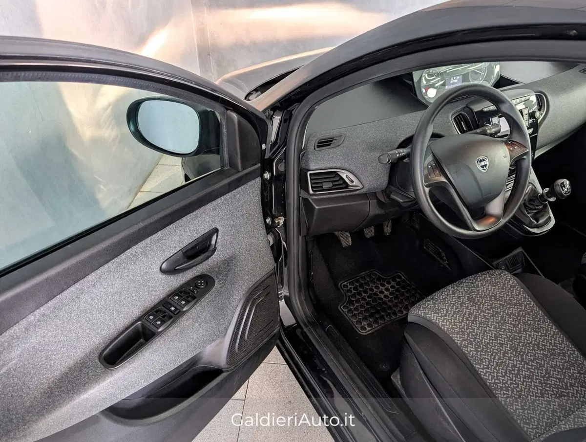 Lancia Ypsilon usata a Salerno (12)