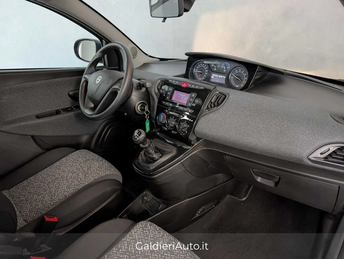 Lancia Ypsilon usata a Salerno (14)