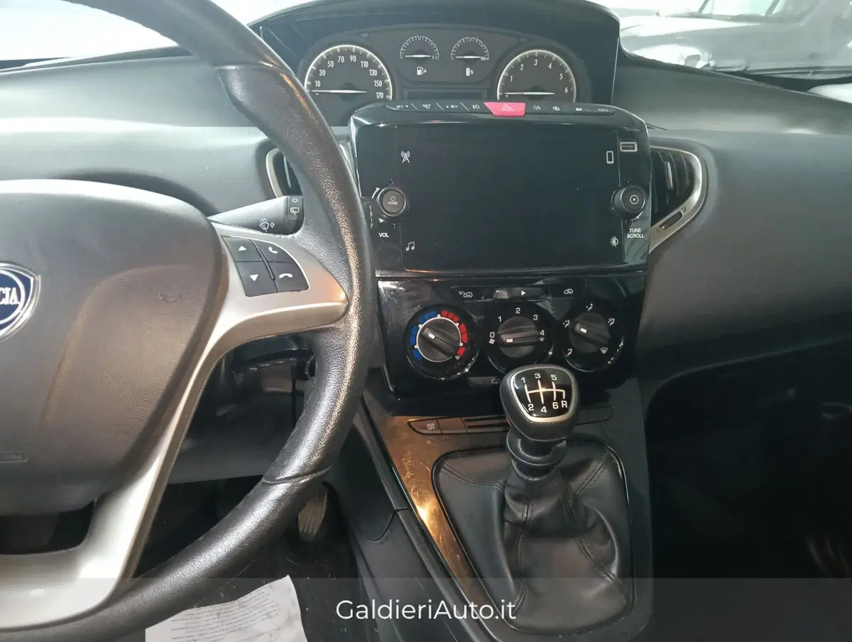 Lancia Ypsilon usata a Salerno (18)