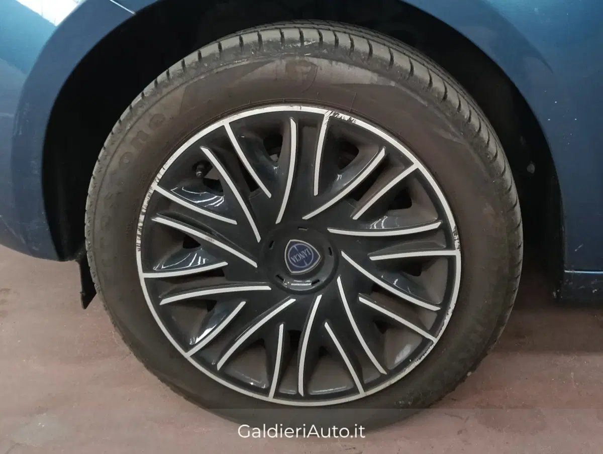 Lancia Ypsilon usata a Salerno (7)