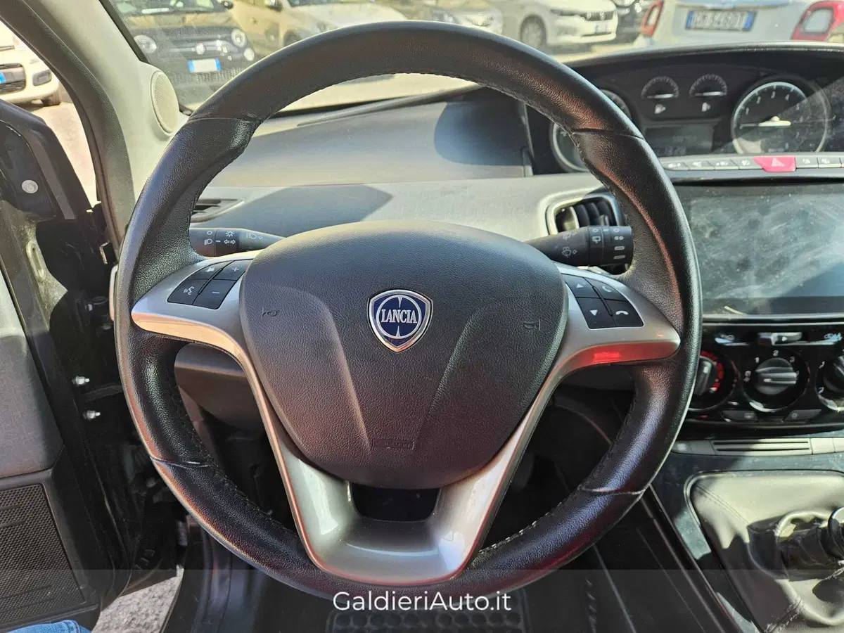 Lancia Ypsilon usata a Salerno (12)