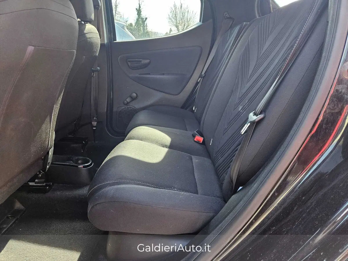Lancia Ypsilon usata a Salerno (7)