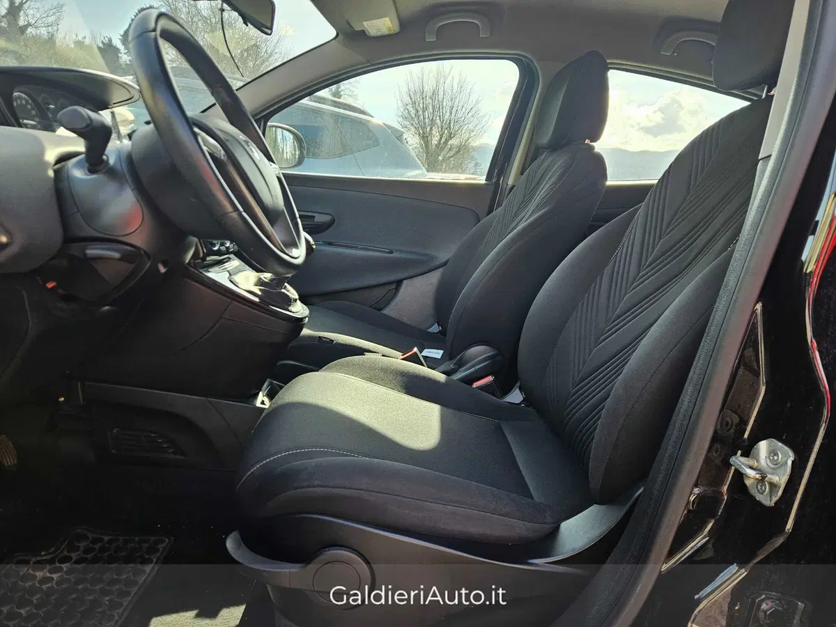 Lancia Ypsilon usata a Salerno (8)