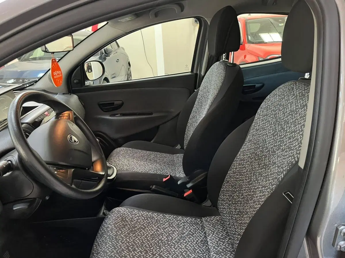 Lancia Ypsilon usata a Lucca (11)