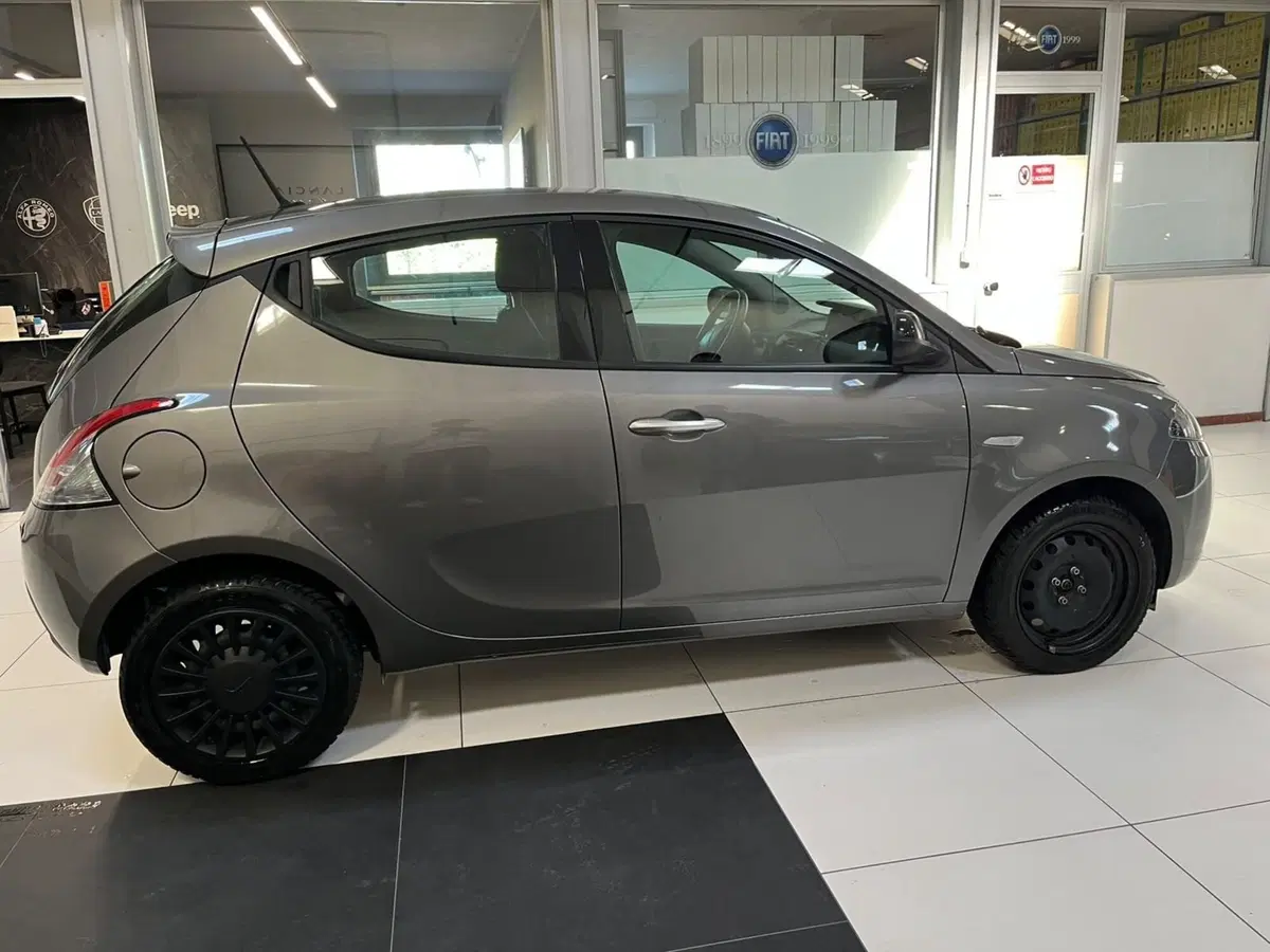 Lancia Ypsilon usata a Lucca (4)