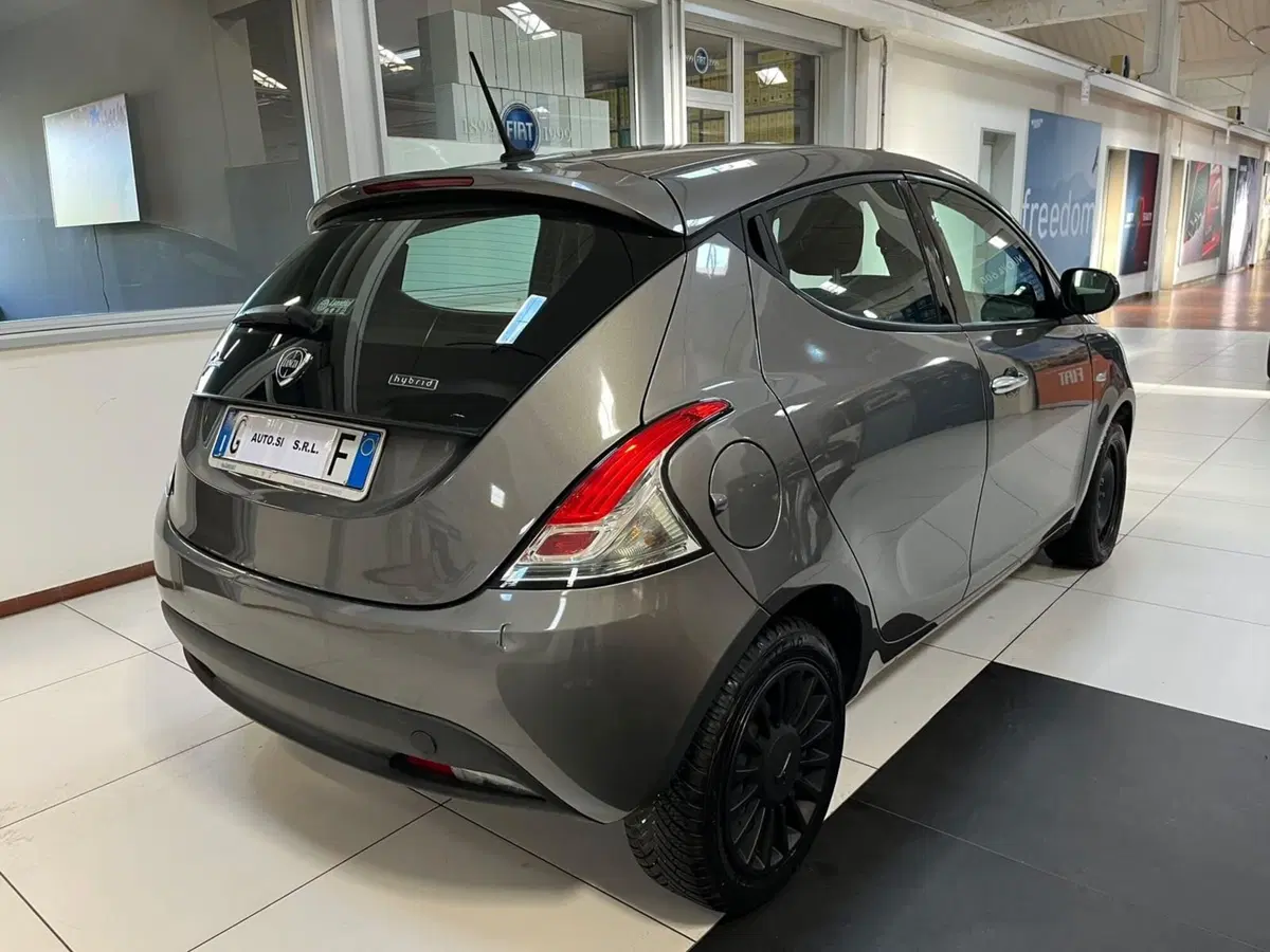 Lancia Ypsilon usata a Lucca (5)