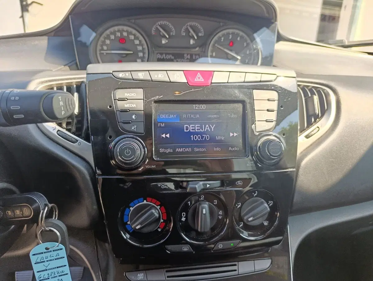 Lancia Ypsilon usata a Massa-Carrara (10)