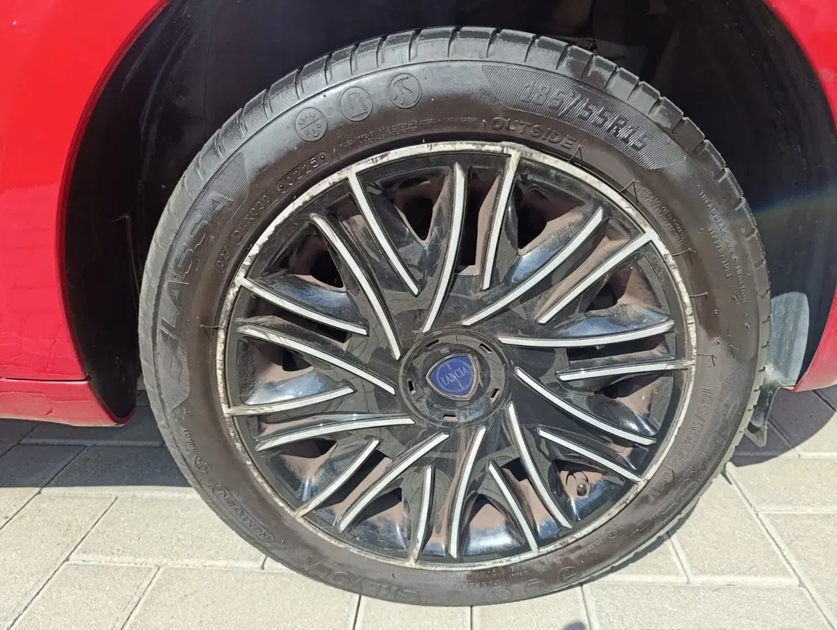 Lancia Ypsilon usata a Massa-Carrara (11)