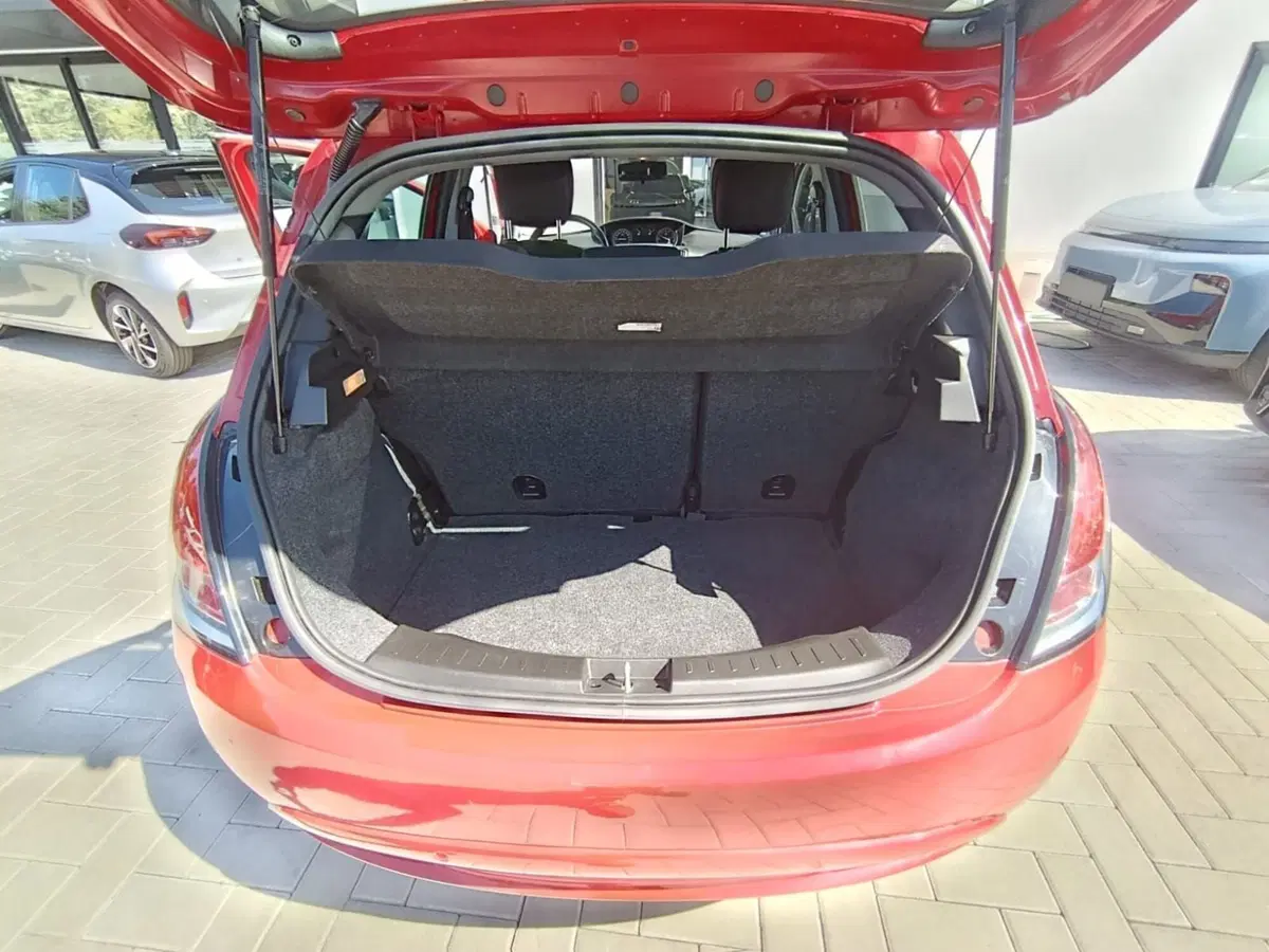 Lancia Ypsilon usata a Massa-Carrara (12)