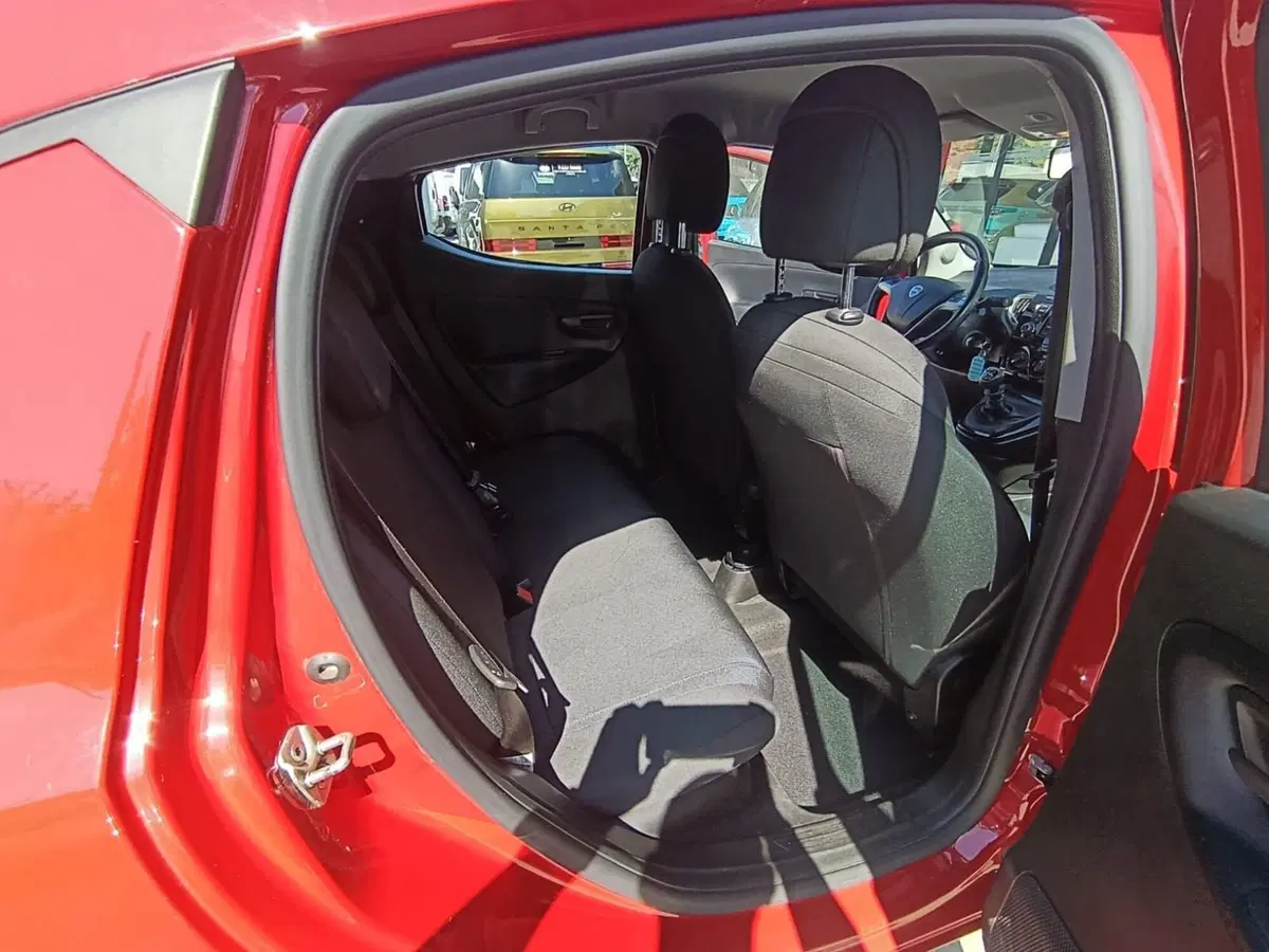 Lancia Ypsilon usata a Massa-Carrara (15)
