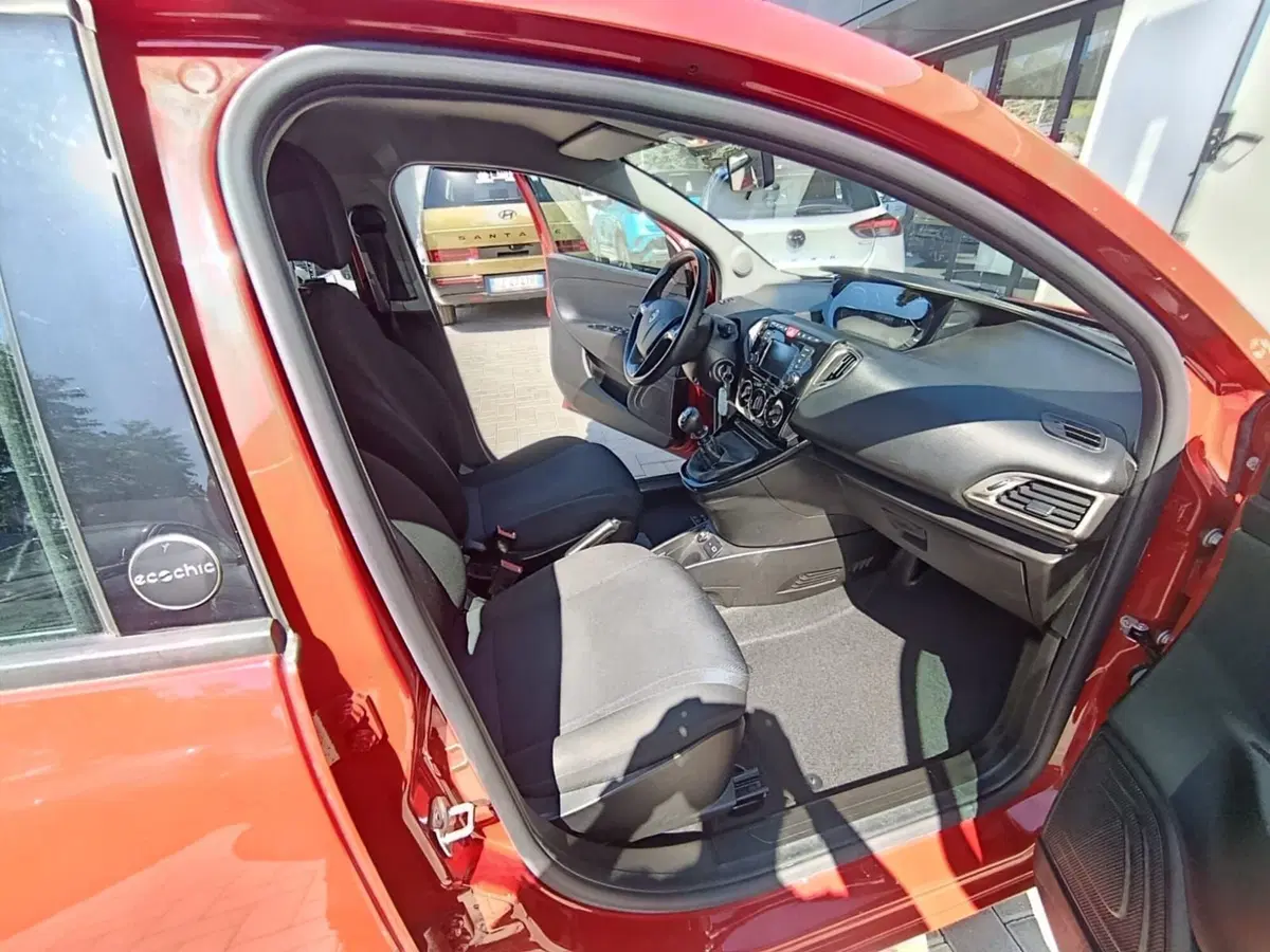 Lancia Ypsilon usata a Massa-Carrara (16)