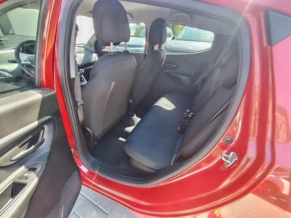 Lancia Ypsilon usata a Massa-Carrara (17)