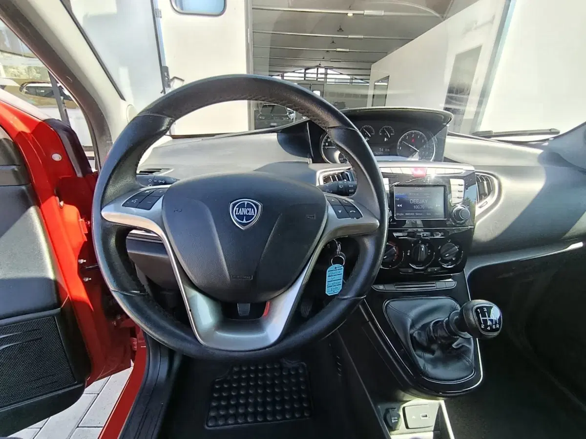 Lancia Ypsilon usata a Massa-Carrara (18)
