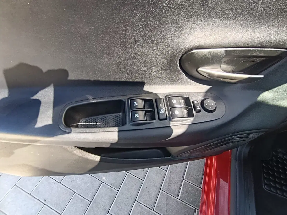 Lancia Ypsilon usata a Massa-Carrara (19)