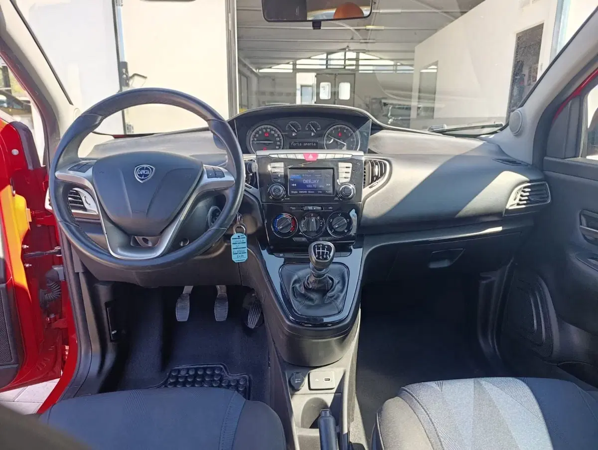 Lancia Ypsilon usata a Massa-Carrara (5)