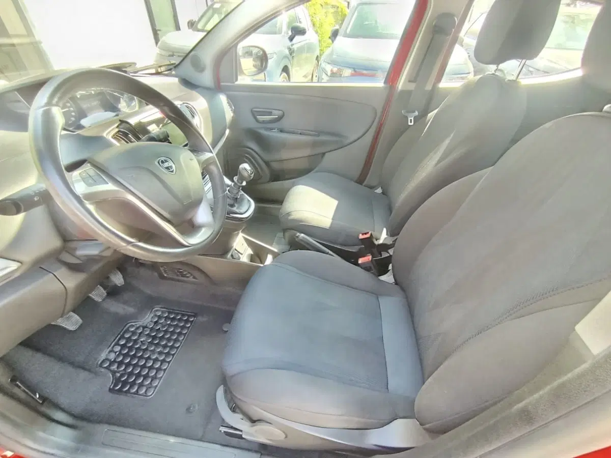 Lancia Ypsilon usata a Massa-Carrara (6)