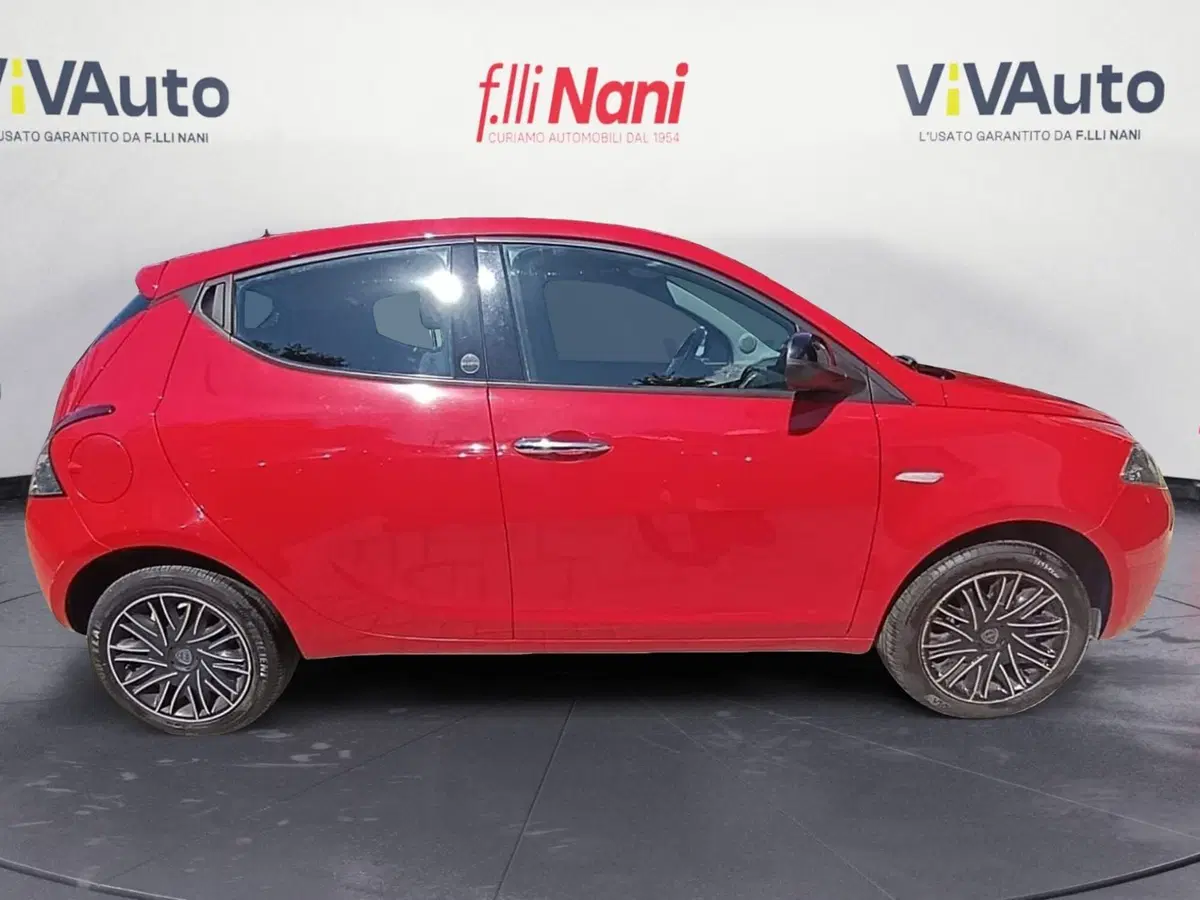 Lancia Ypsilon usata a Massa-Carrara (8)