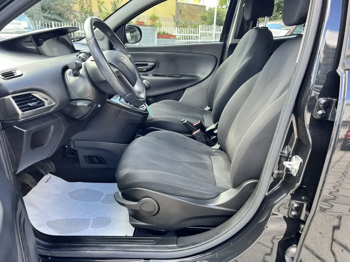 Lancia Ypsilon usata a Chieti (15)