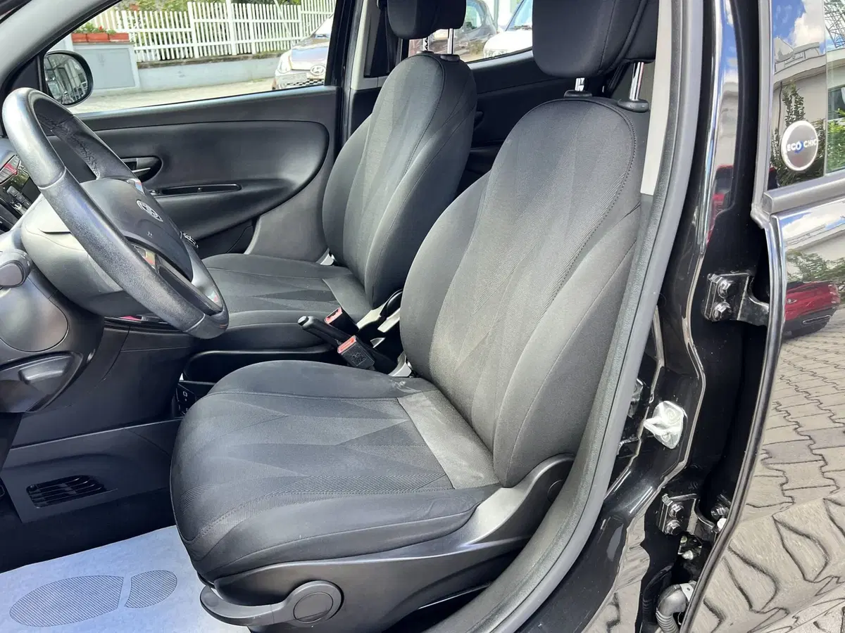 Lancia Ypsilon usata a Chieti (16)