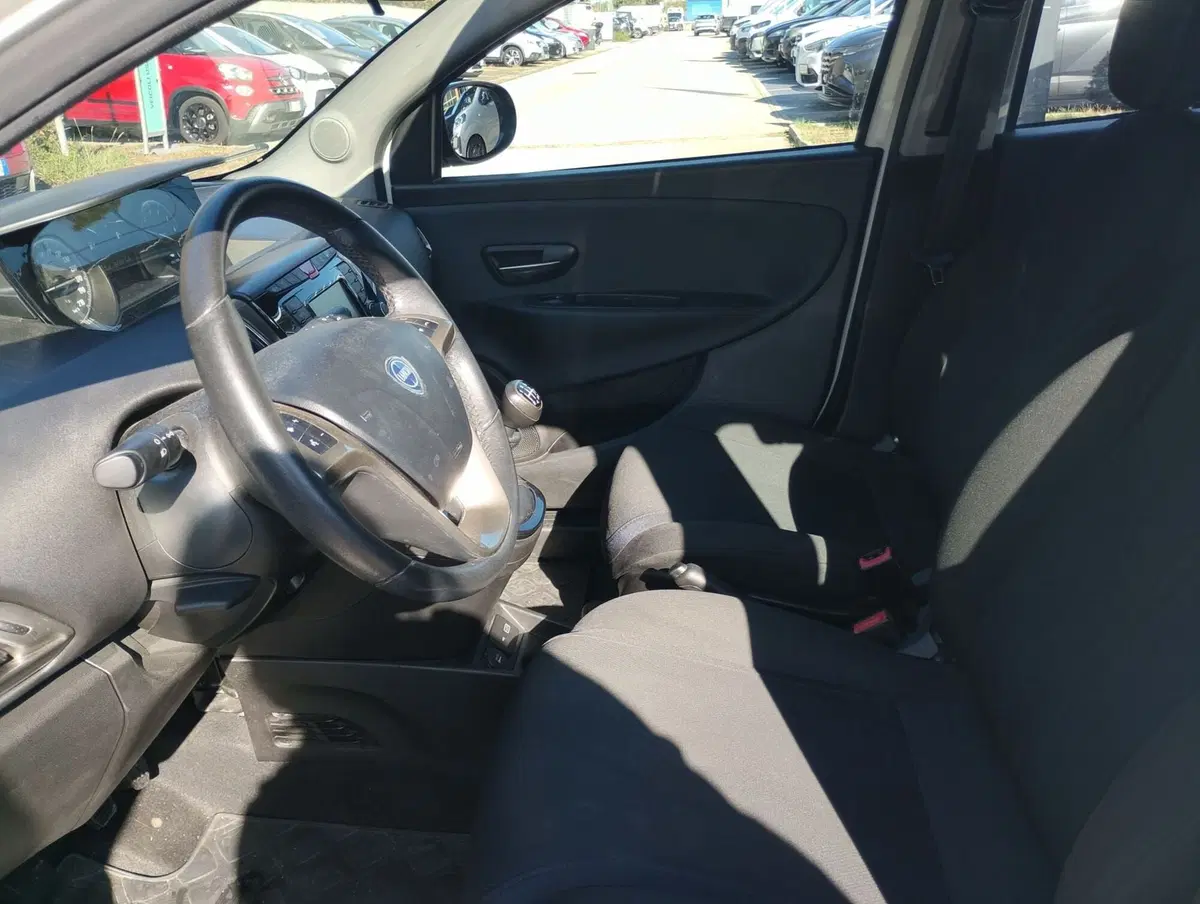 Lancia Ypsilon usata a Ravenna (3)