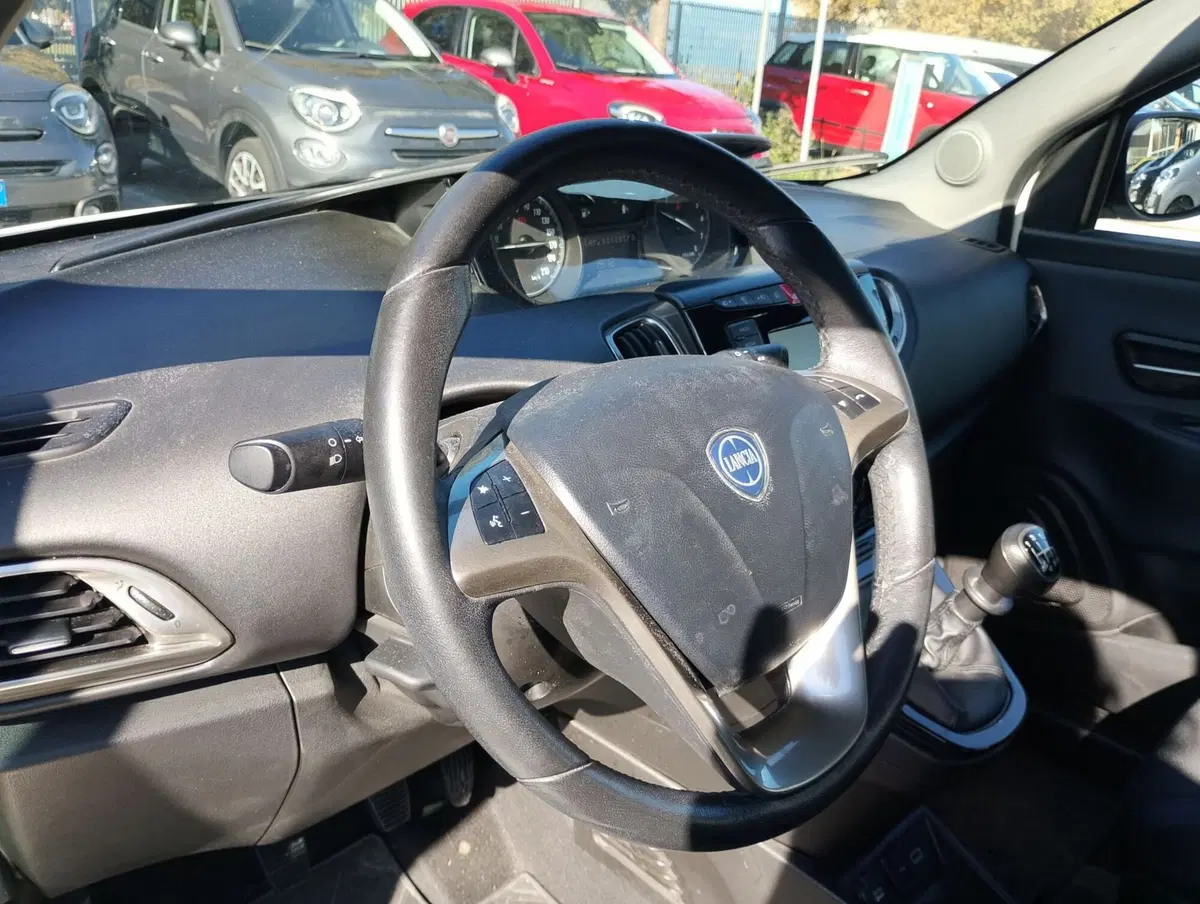 Lancia Ypsilon usata a Ravenna (8)