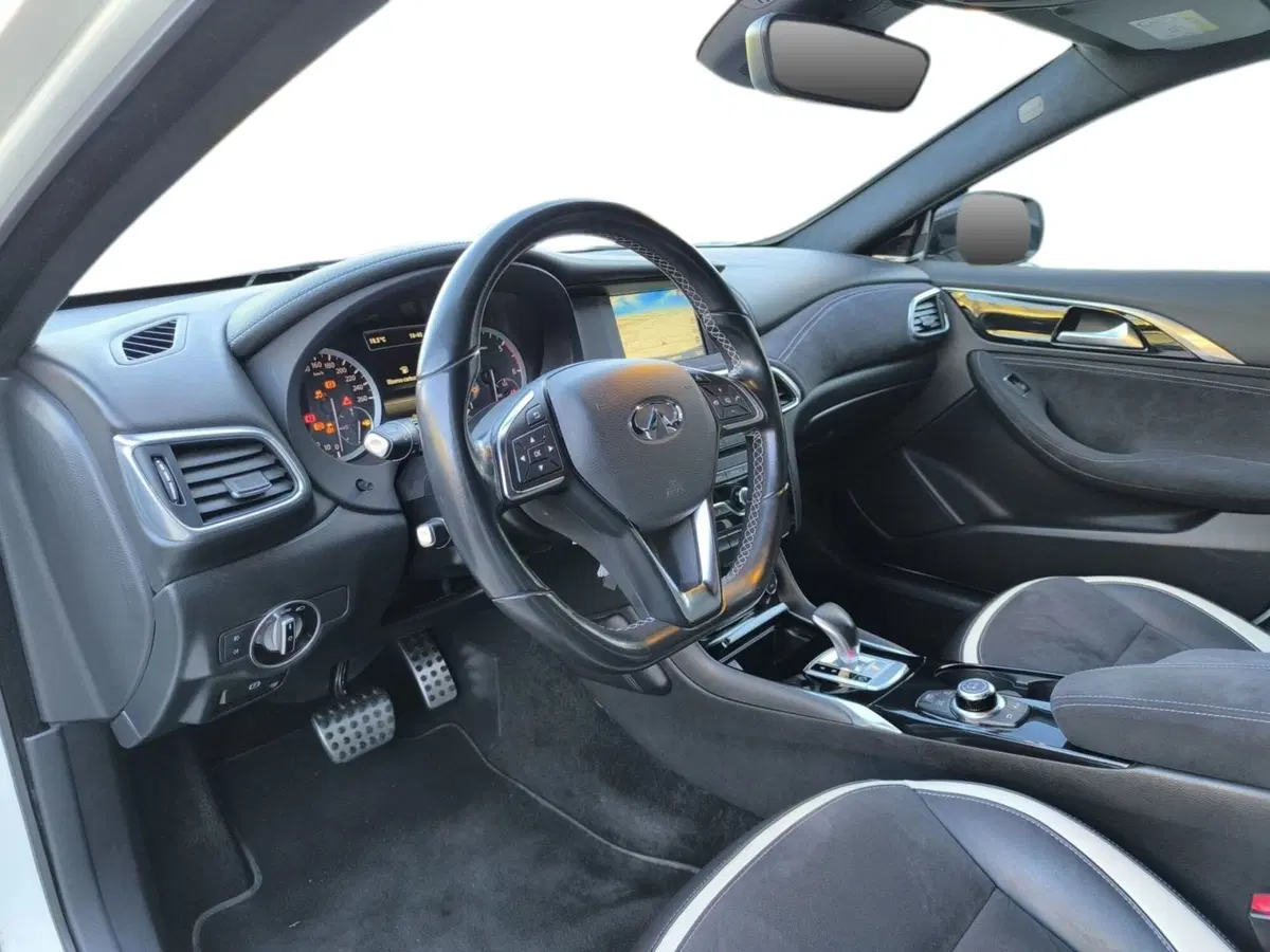 Infiniti Q30 usata a Udine (10)