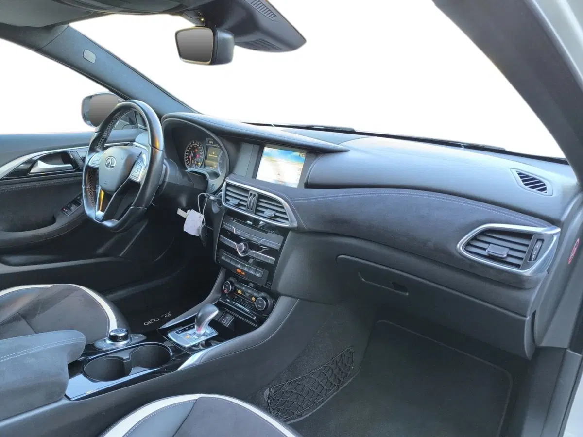 Infiniti Q30 usata a Udine (15)