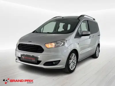 Ford Tourneo Courier 1.5 TDCI 95 CV Titanium del 2016 usata a Castenaso