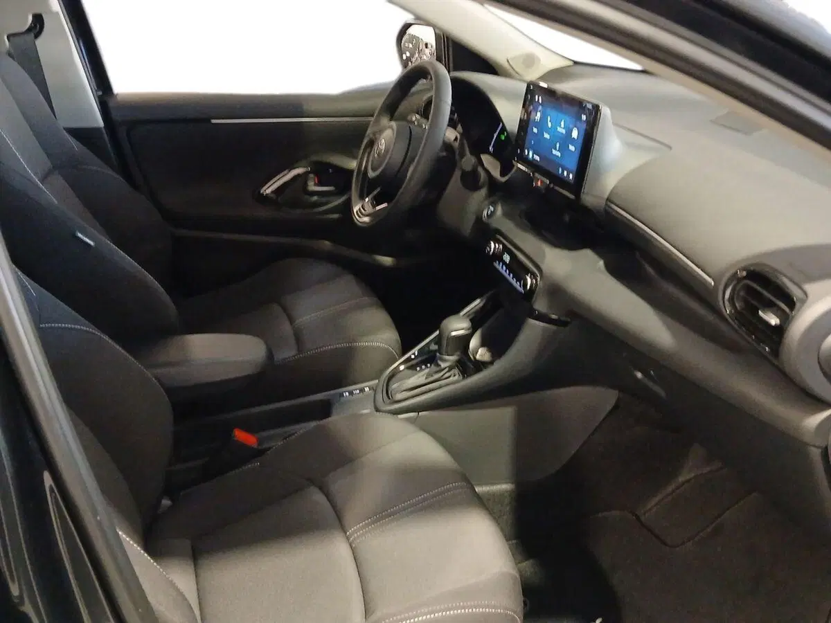 Toyota Yaris Cross nuova a Genova (15)