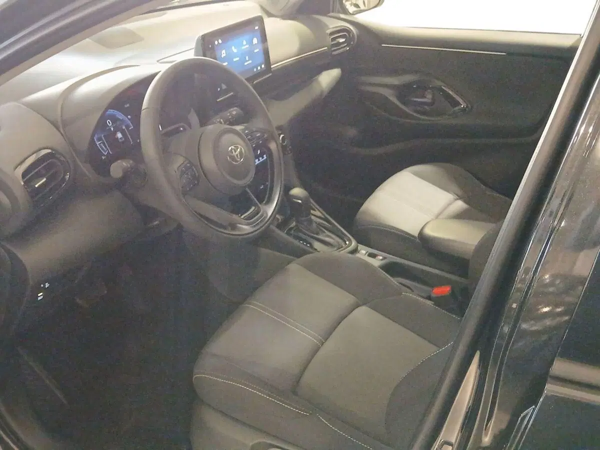 Toyota Yaris Cross nuova a Genova (6)