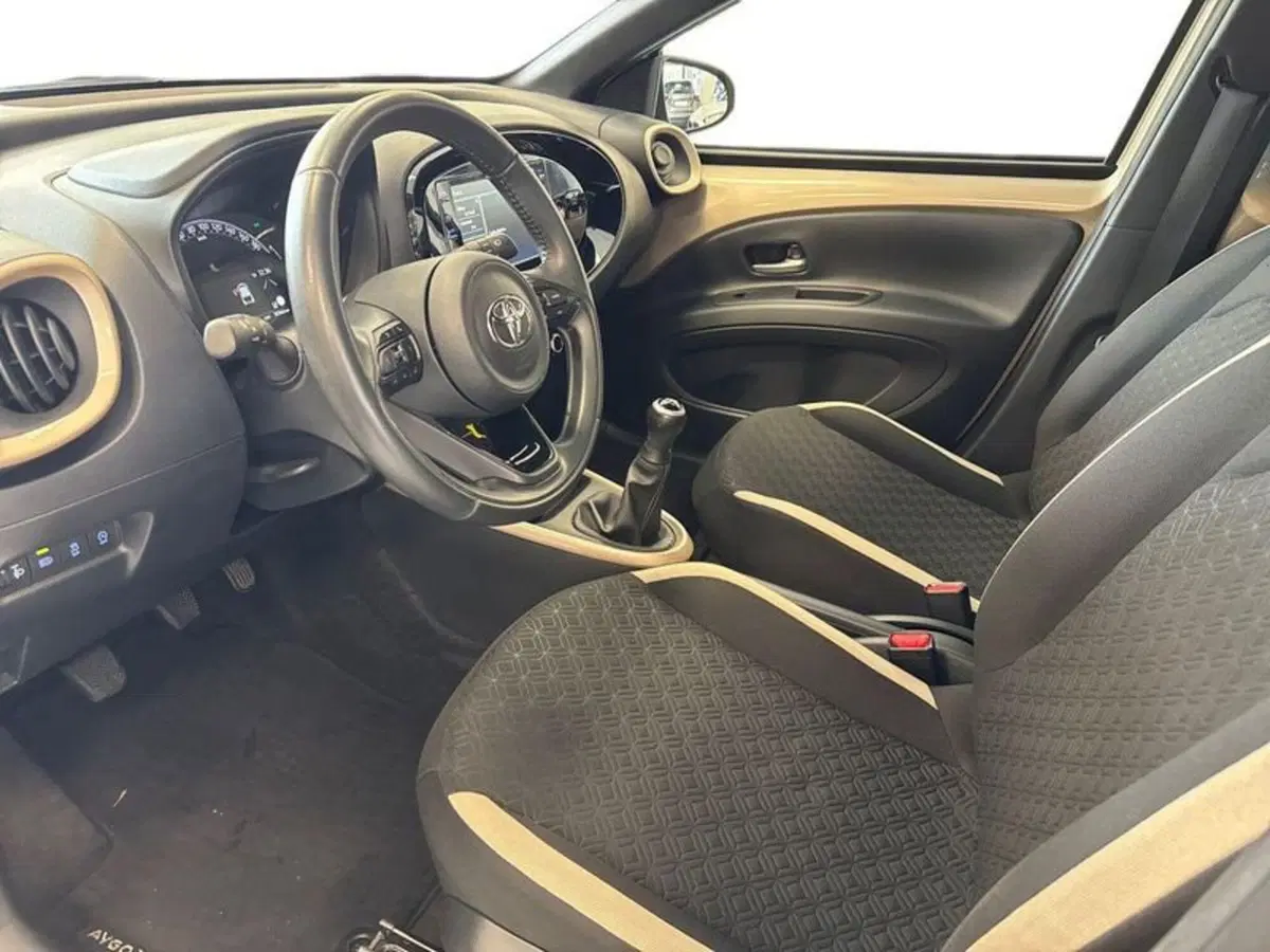 Toyota Aygo X usata a Prato (9)