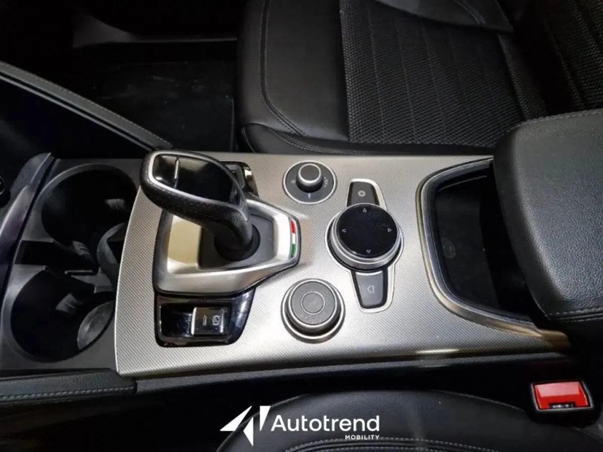 Alfa Romeo Stelvio usata a Bari (10)