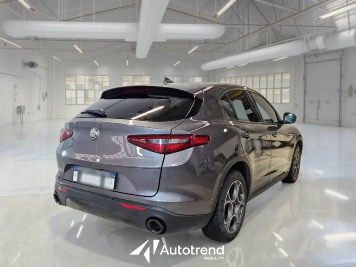 Alfa Romeo Stelvio usata a Bari (2)
