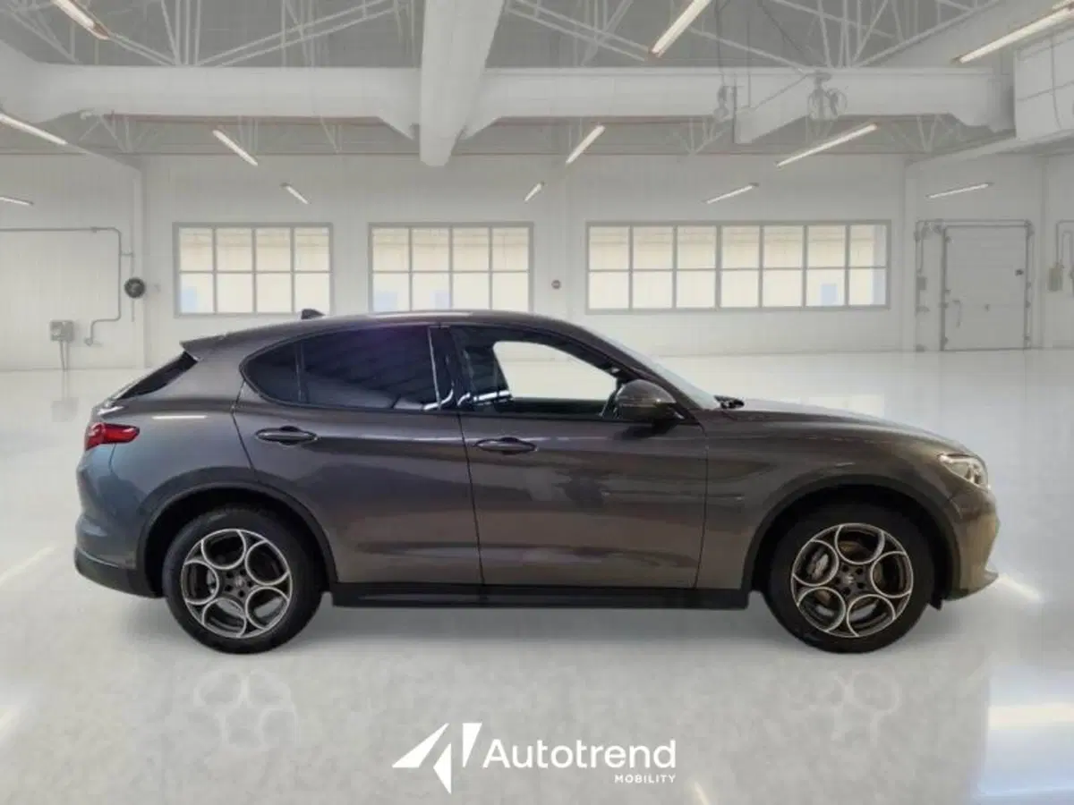 Alfa Romeo Stelvio usata a Bari (4)