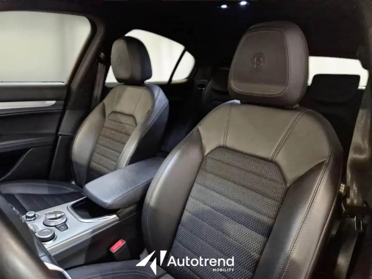 Alfa Romeo Stelvio usata a Bari (5)