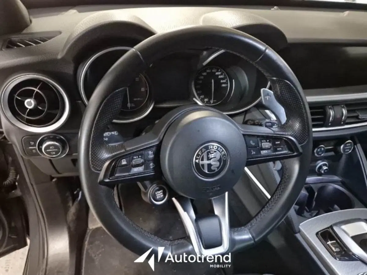 Alfa Romeo Stelvio usata a Bari (8)