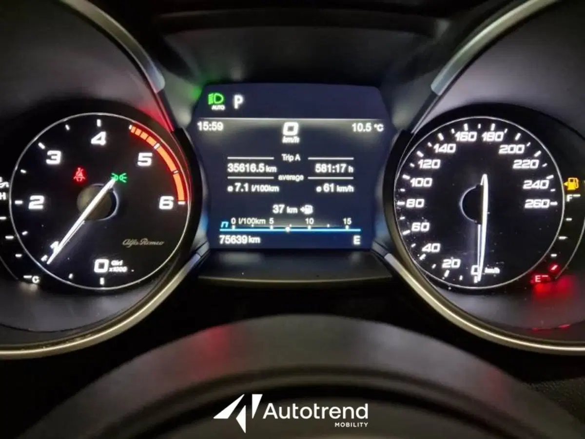 Alfa Romeo Stelvio usata a Bari (9)