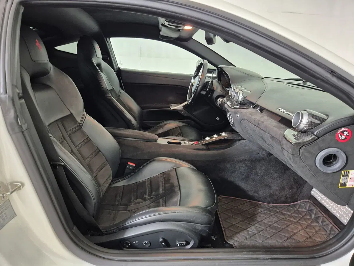 Ferrari F12 Coupé usata a Torino (11)