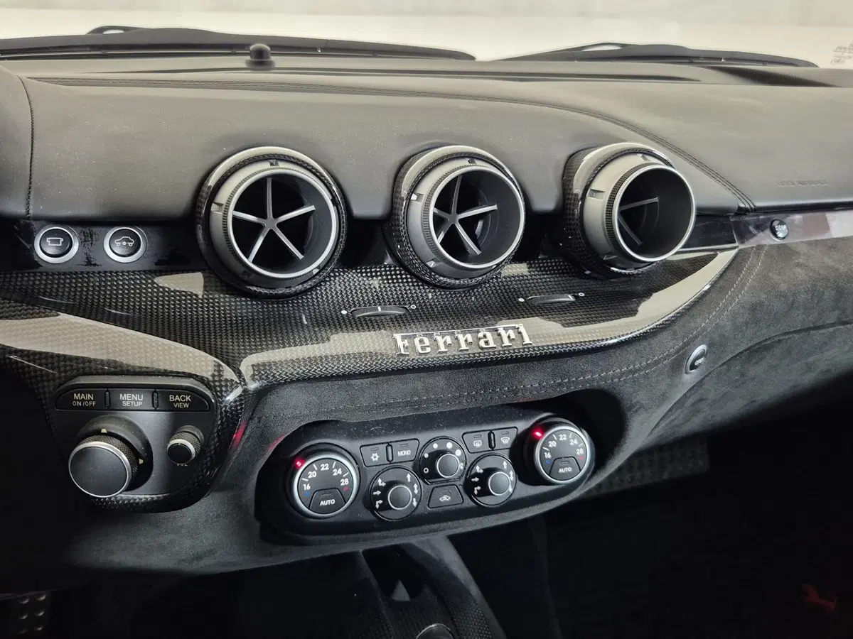 Ferrari F12 Coupé usata a Torino (14)