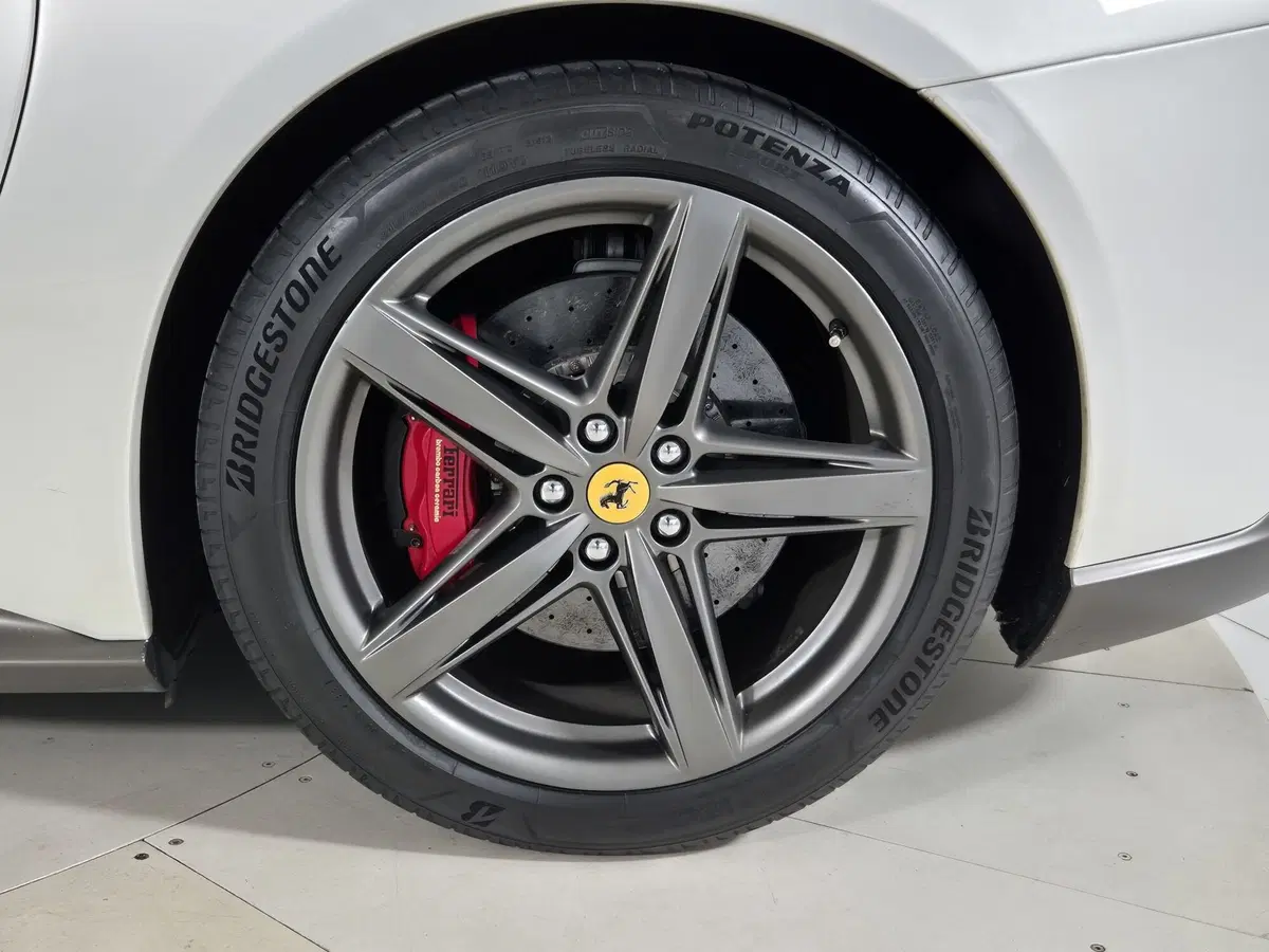 Ferrari F12 Coupé usata a Torino (16)