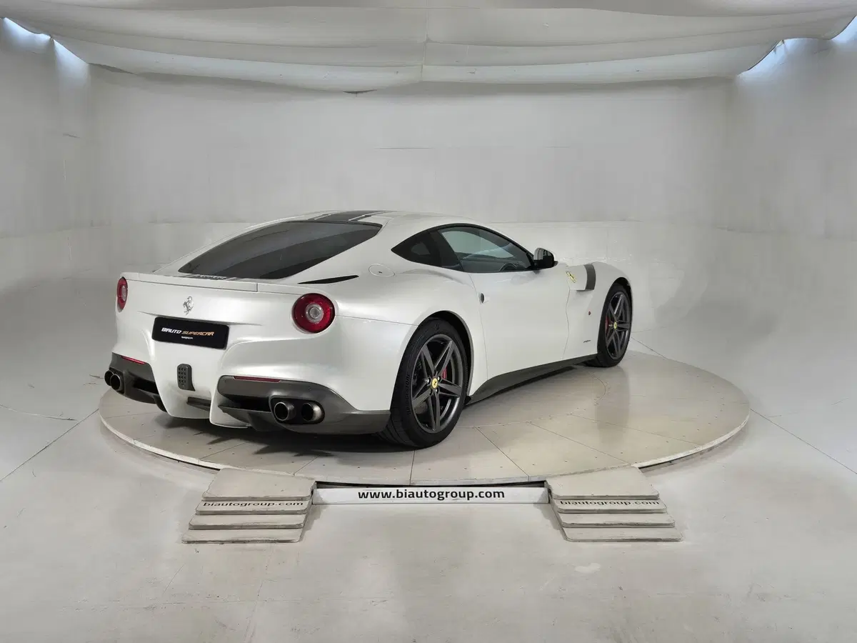 Ferrari F12 Coupé usata a Torino (4)