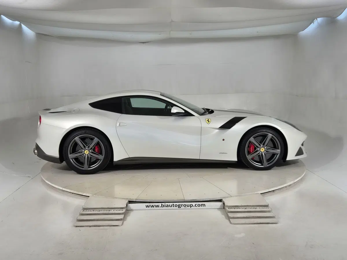 Ferrari F12 Coupé usata a Torino (5)