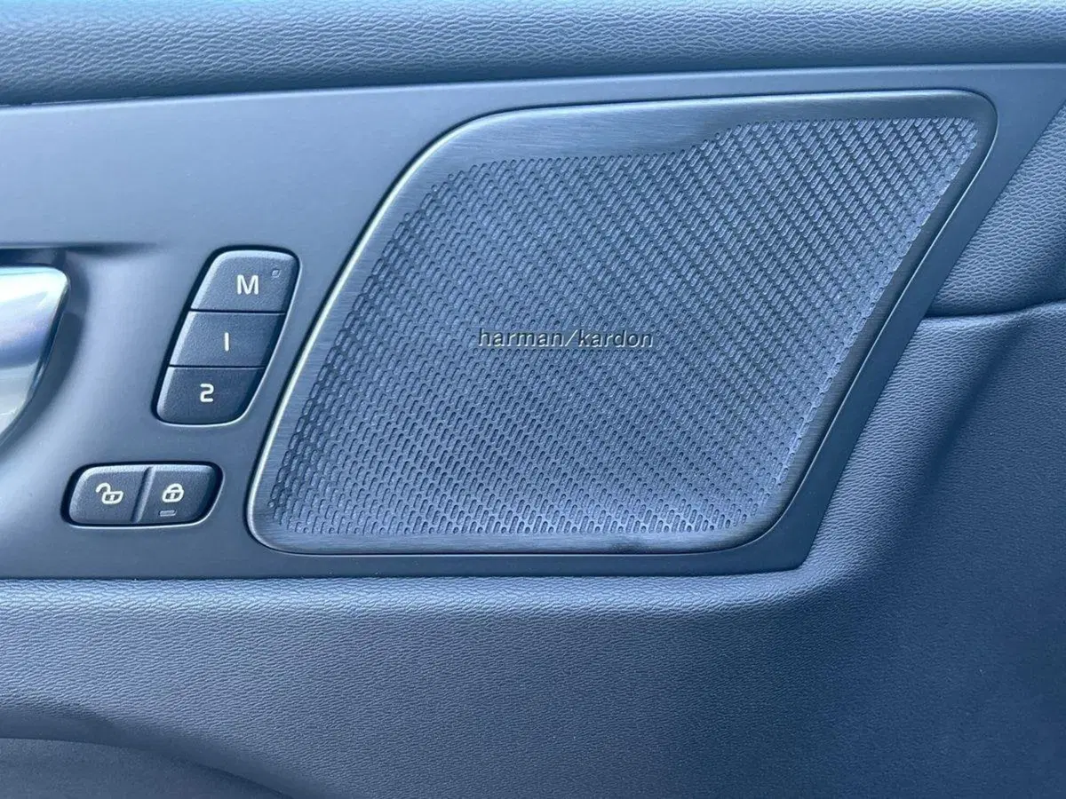 Volvo XC60 nuova a Ferrara (17)