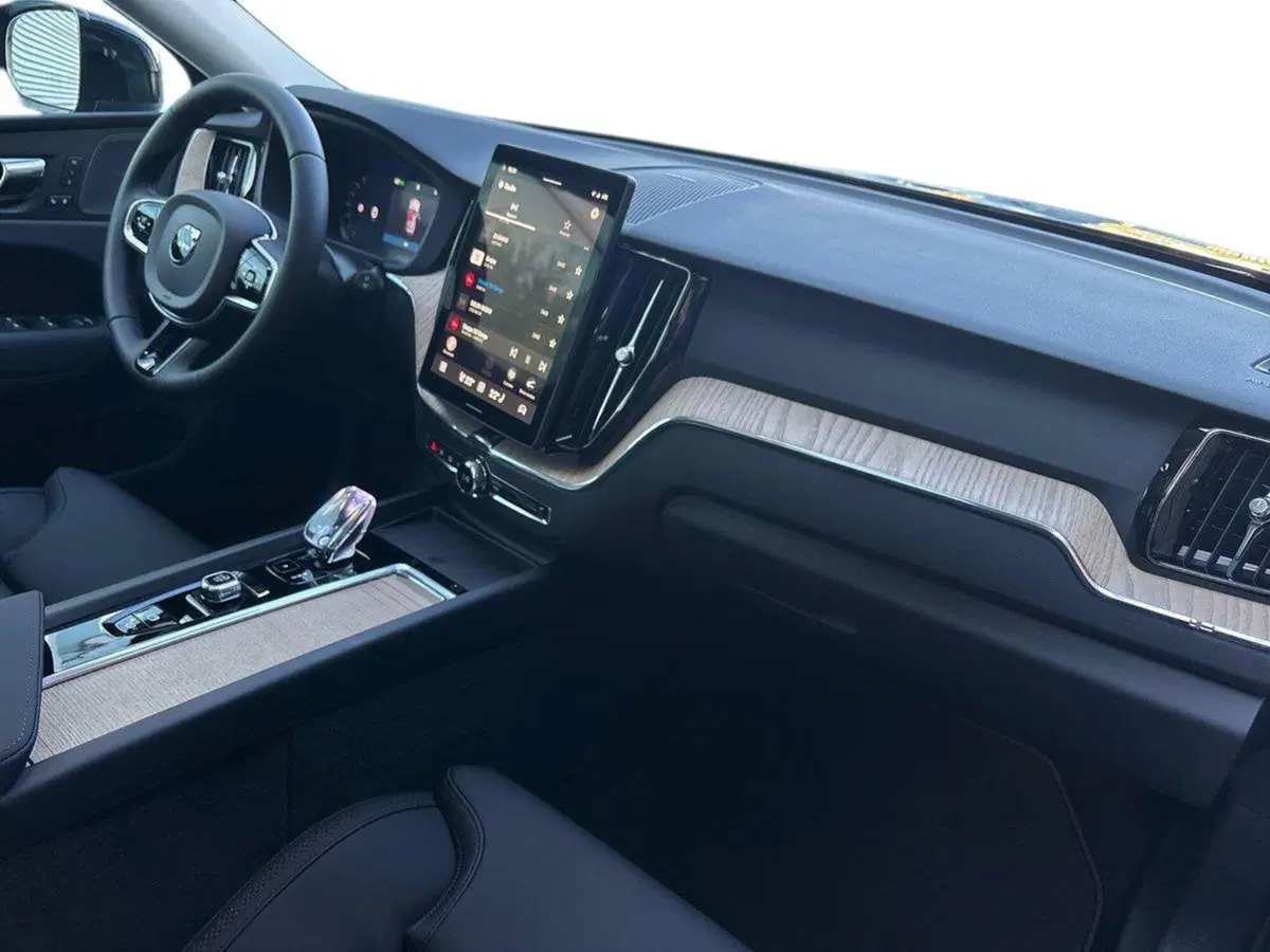 Volvo XC60 nuova a Ferrara (4)