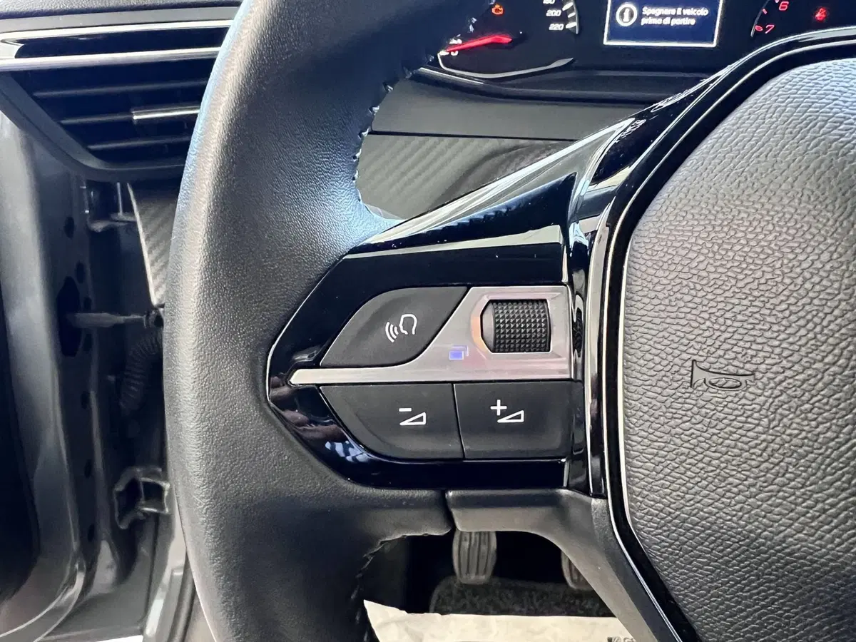 Peugeot 208 usata a Bari (17)