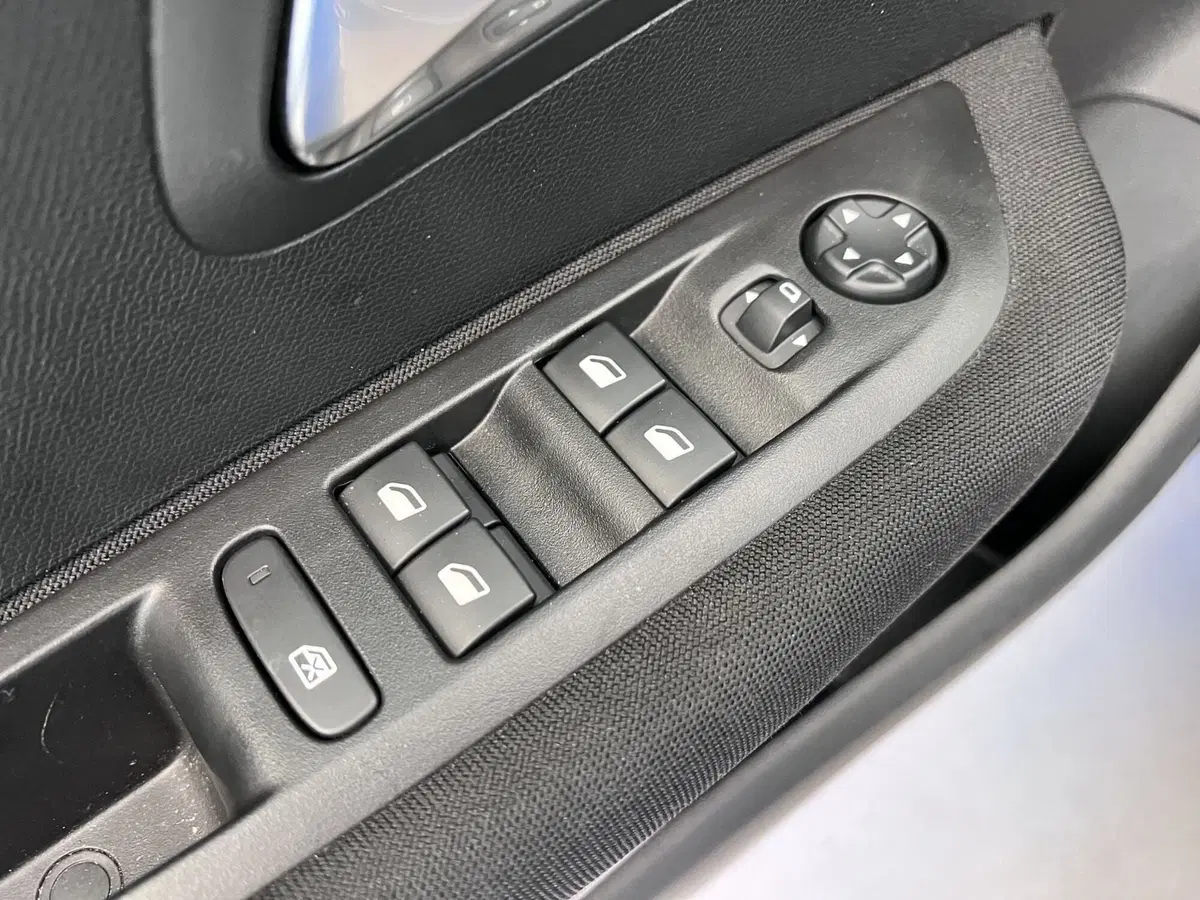 Peugeot 208 usata a Bari (9)