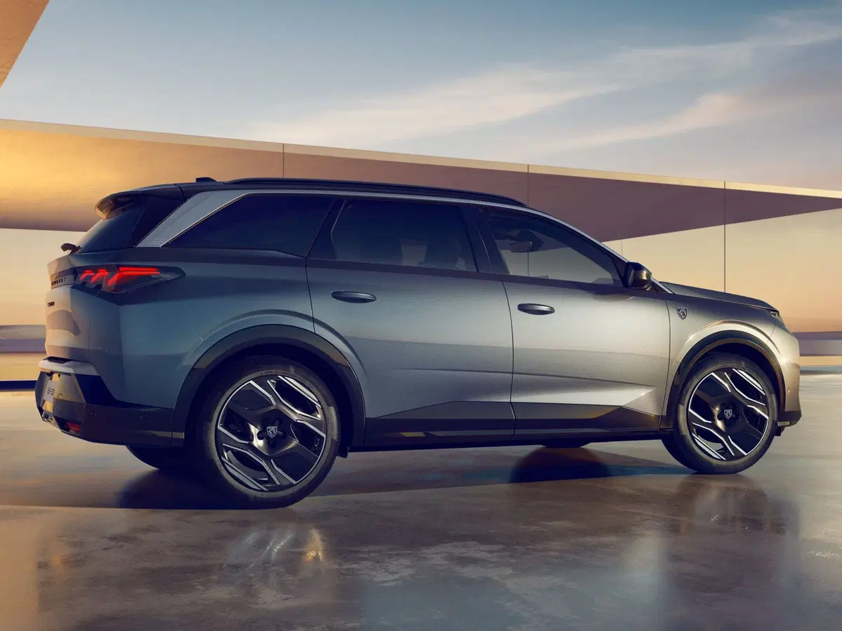 Peugeot 5008 nuova a Varese (4)