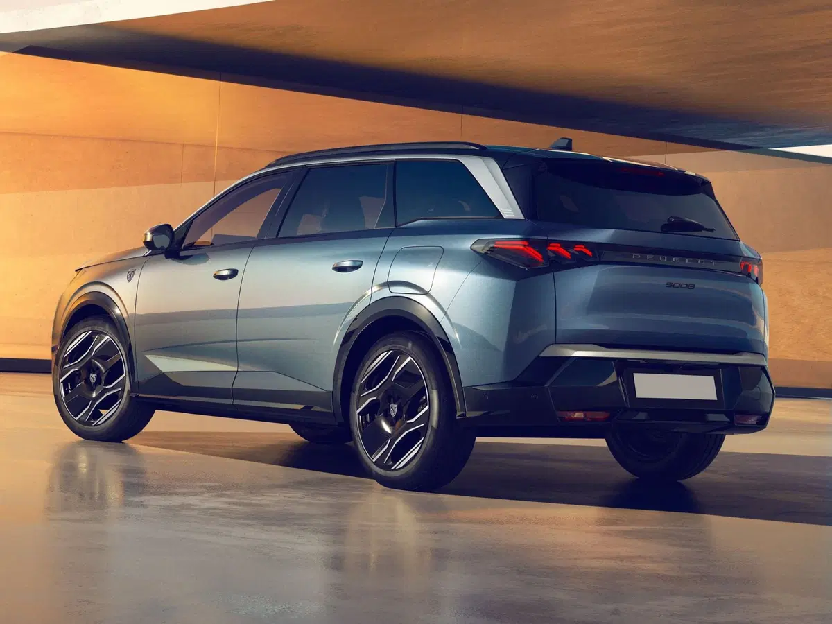 Peugeot 5008 nuova a Varese (5)