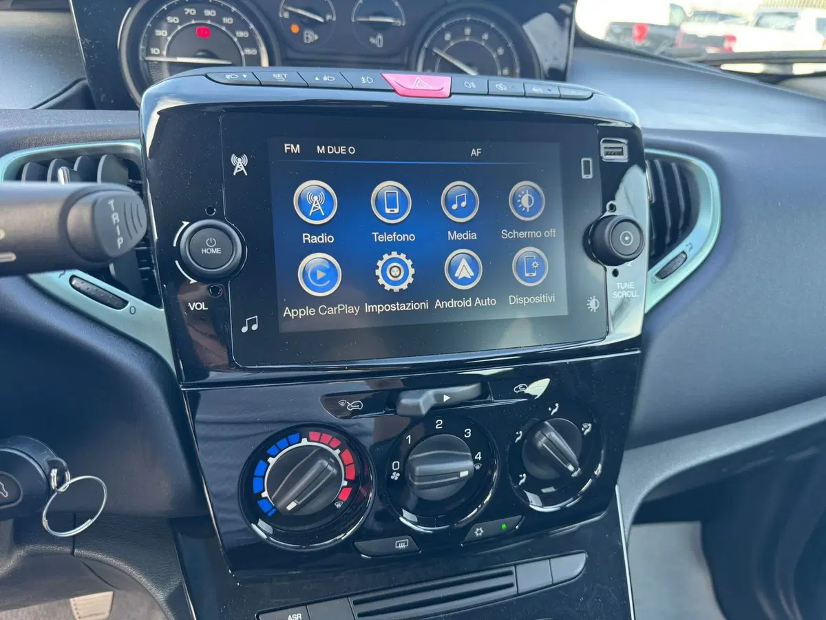 Lancia Ypsilon nuova a Monza e Brianza (10)