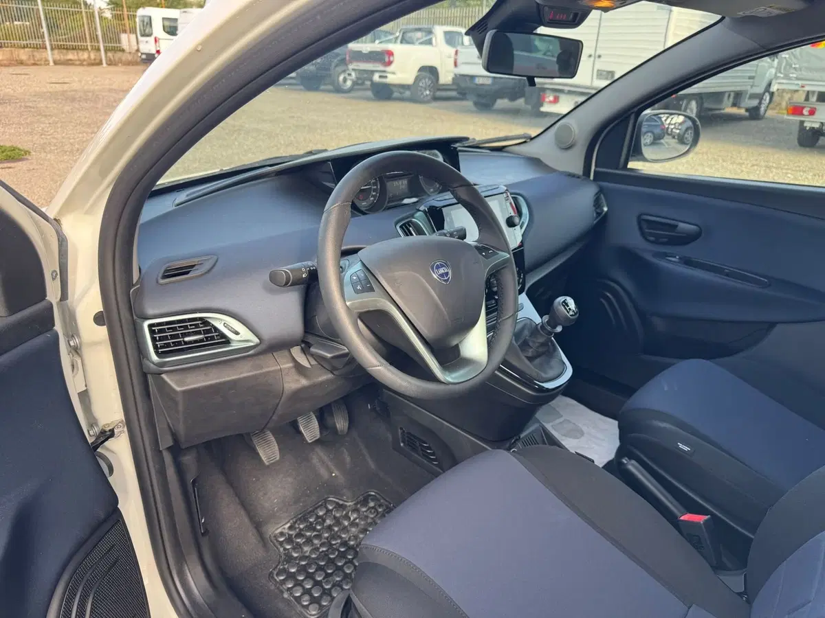 Lancia Ypsilon nuova a Monza e Brianza (11)
